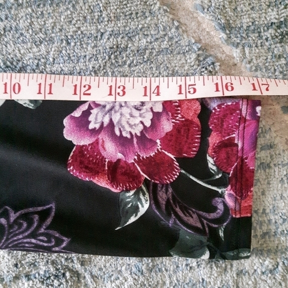 2/$35 SALE LAURA Petite Black Floral Top with Side Pleating. Size M EUC. - Picture 7 of 9
